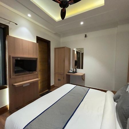 Hotel Crown Savoy, Near Railway Station & Guru Nanak Dev University Amritsar Exteriör bild