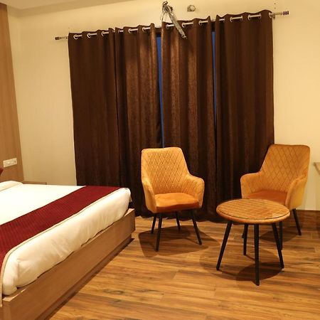 Hotel Crown Savoy, Near Railway Station & Guru Nanak Dev University Amritsar Exteriör bild