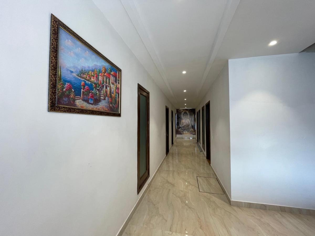 Hotel Crown Savoy, Near Railway Station & Guru Nanak Dev University Amritsar Exteriör bild