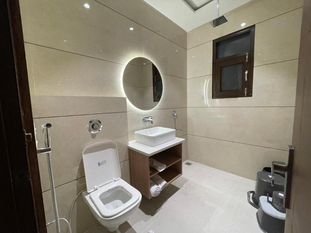 Hotel Crown Savoy, Near Railway Station & Guru Nanak Dev University Amritsar Exteriör bild