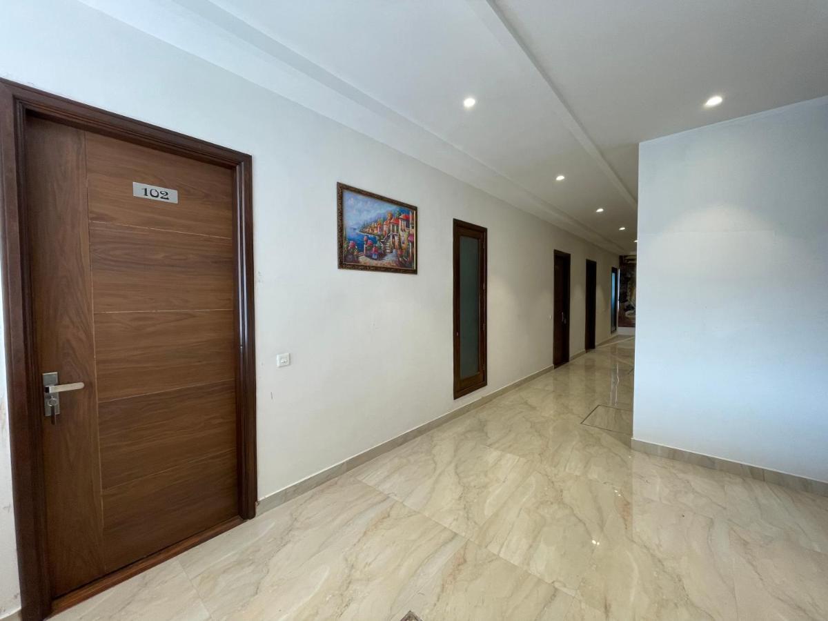 Hotel Crown Savoy, Near Railway Station & Guru Nanak Dev University Amritsar Exteriör bild