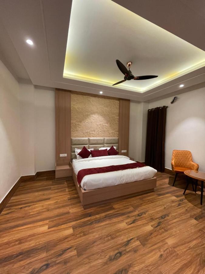Hotel Crown Savoy, Near Railway Station & Guru Nanak Dev University Amritsar Exteriör bild