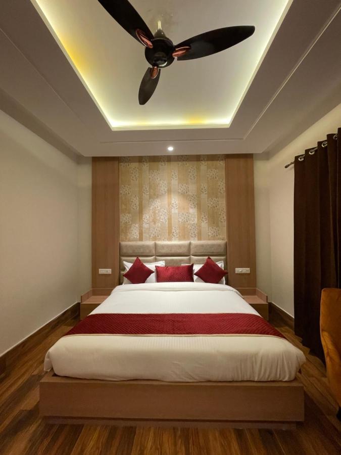 Hotel Crown Savoy, Near Railway Station & Guru Nanak Dev University Amritsar Exteriör bild