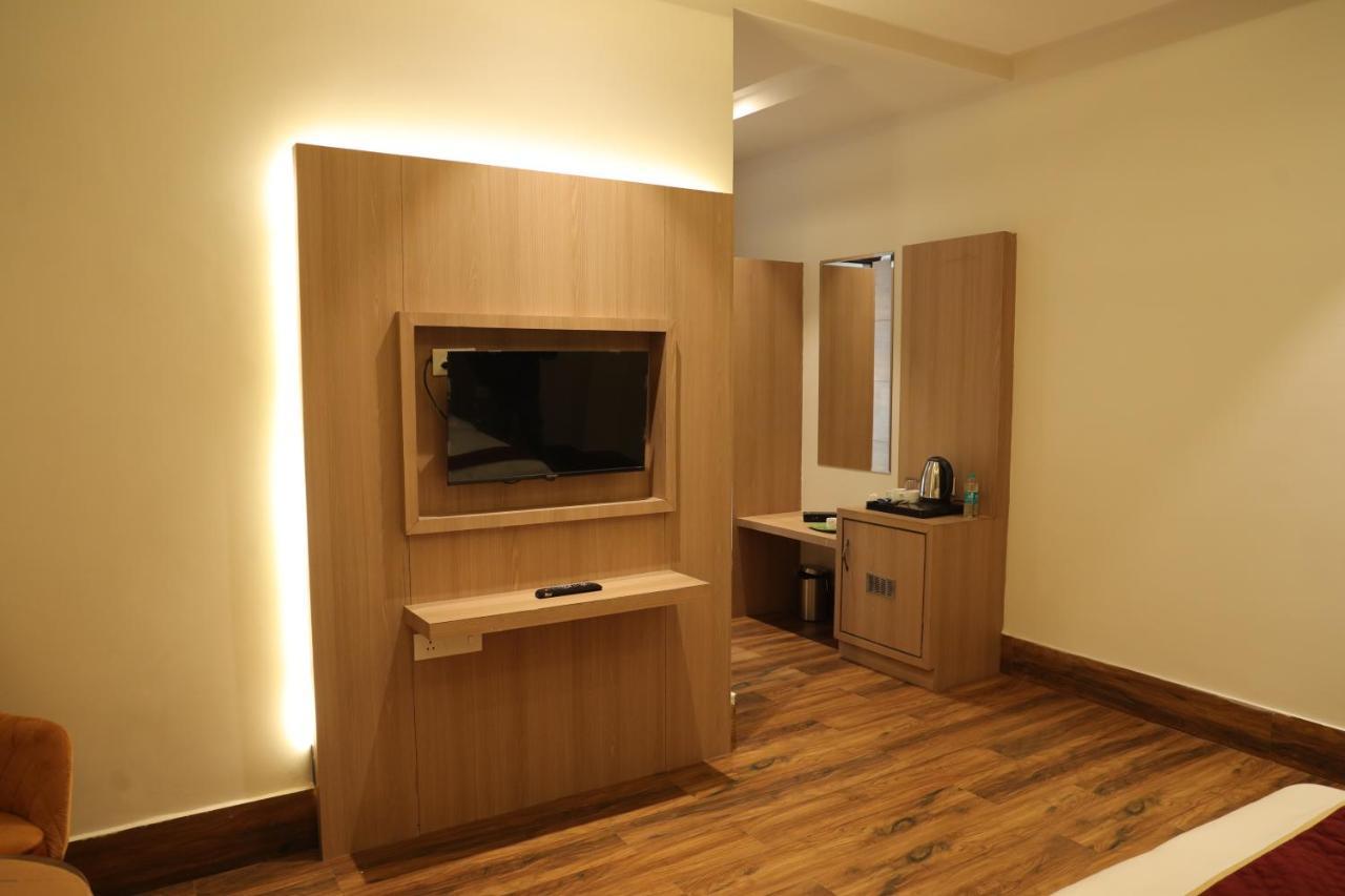 Hotel Crown Savoy, Near Railway Station & Guru Nanak Dev University Amritsar Exteriör bild