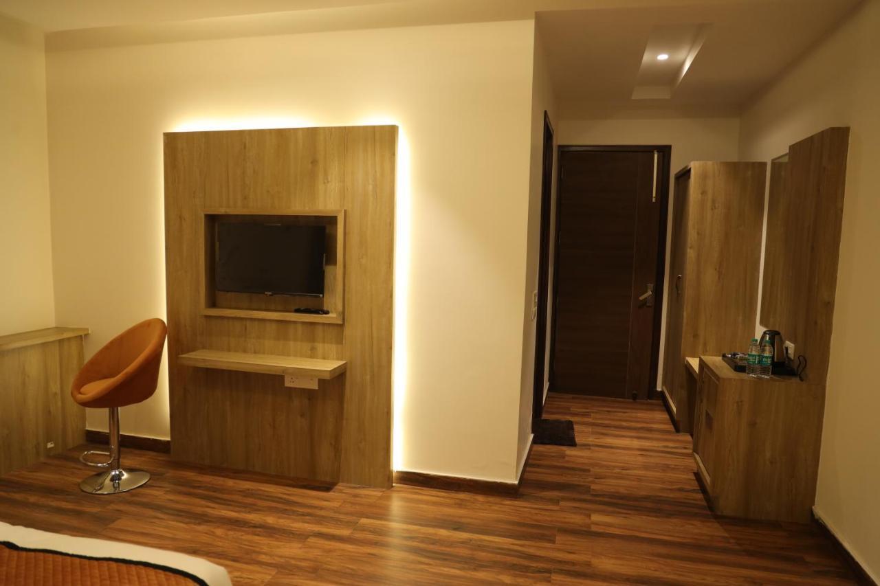Hotel Crown Savoy, Near Railway Station & Guru Nanak Dev University Amritsar Exteriör bild