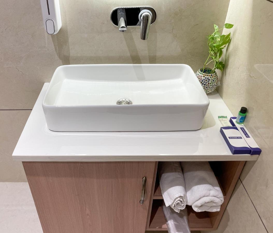 Hotel Crown Savoy, Near Railway Station & Guru Nanak Dev University Amritsar Exteriör bild