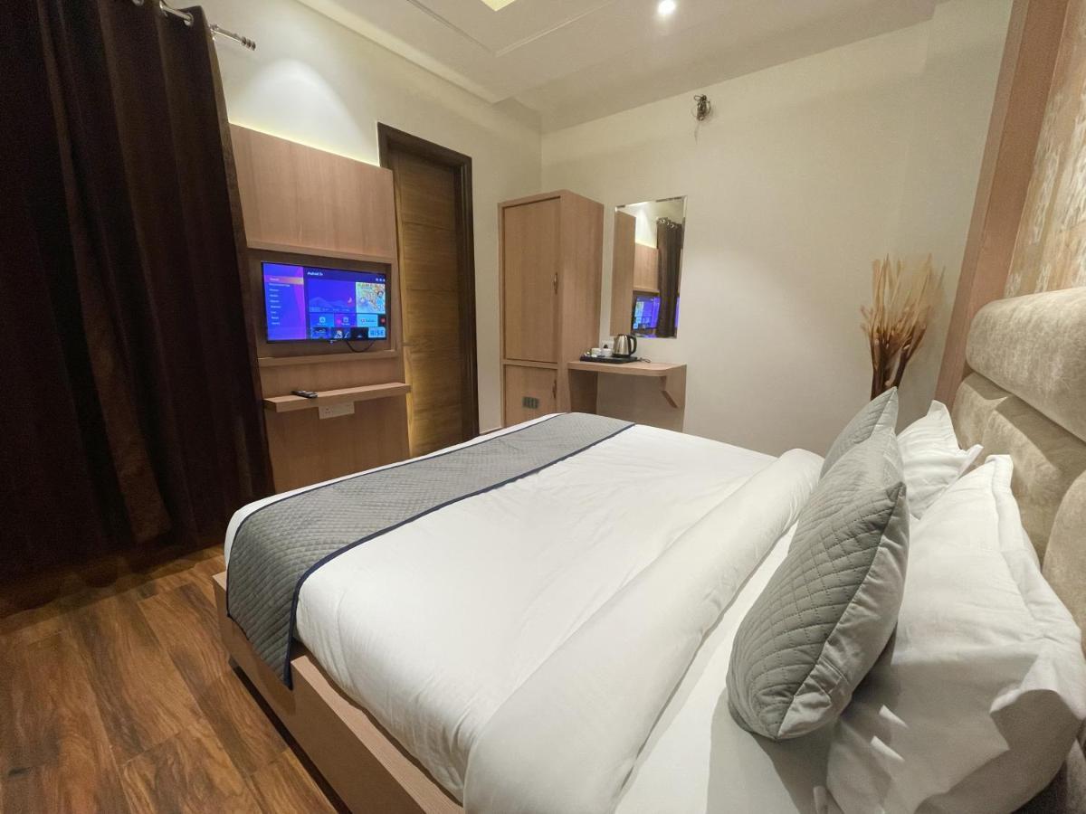 Hotel Crown Savoy, Near Railway Station & Guru Nanak Dev University Amritsar Exteriör bild