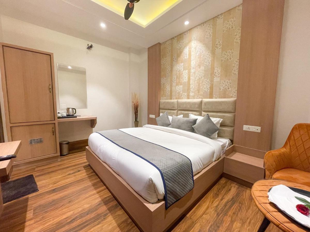 Hotel Crown Savoy, Near Railway Station & Guru Nanak Dev University Amritsar Exteriör bild