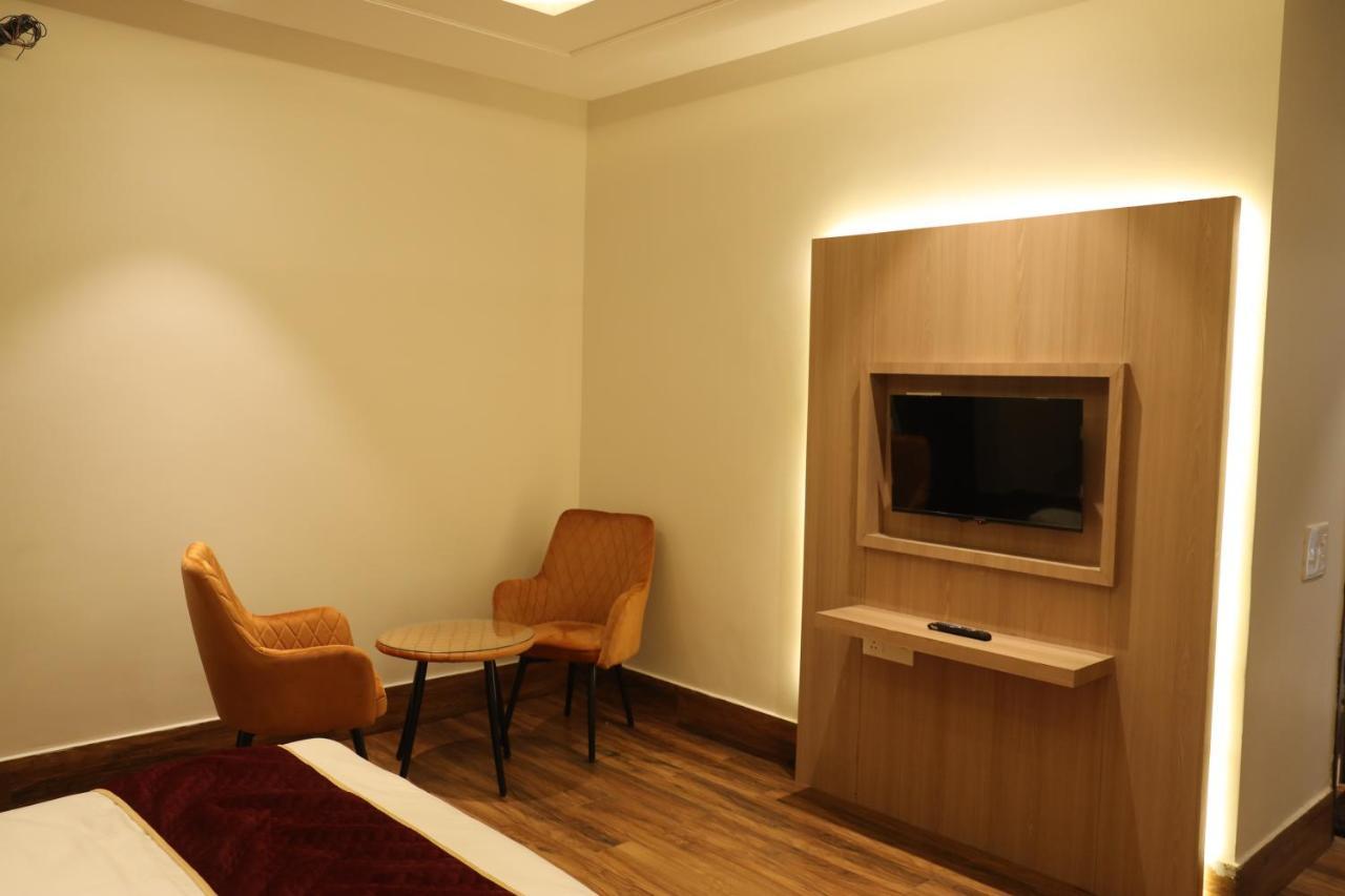 Hotel Crown Savoy, Near Railway Station & Guru Nanak Dev University Amritsar Exteriör bild