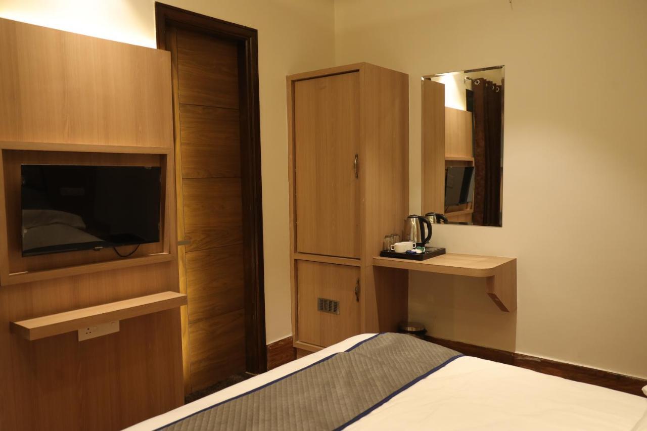 Hotel Crown Savoy, Near Railway Station & Guru Nanak Dev University Amritsar Exteriör bild