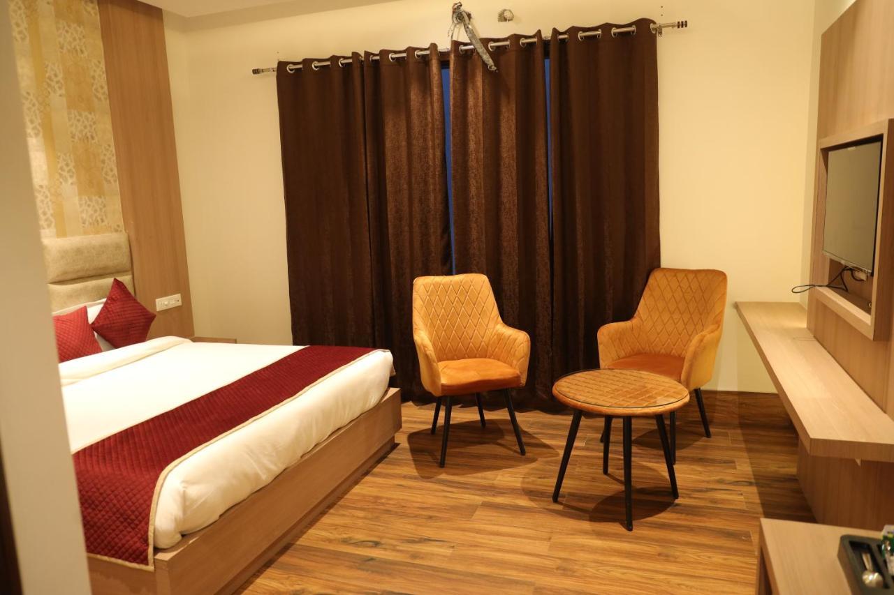 Hotel Crown Savoy, Near Railway Station & Guru Nanak Dev University Amritsar Exteriör bild