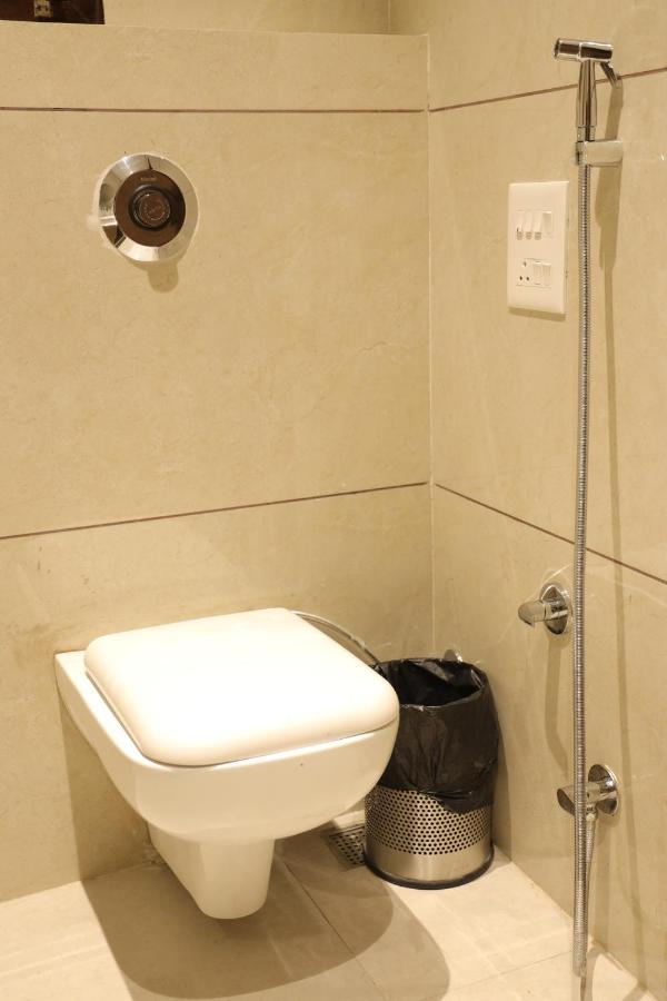 Hotel Crown Savoy, Near Railway Station & Guru Nanak Dev University Amritsar Exteriör bild