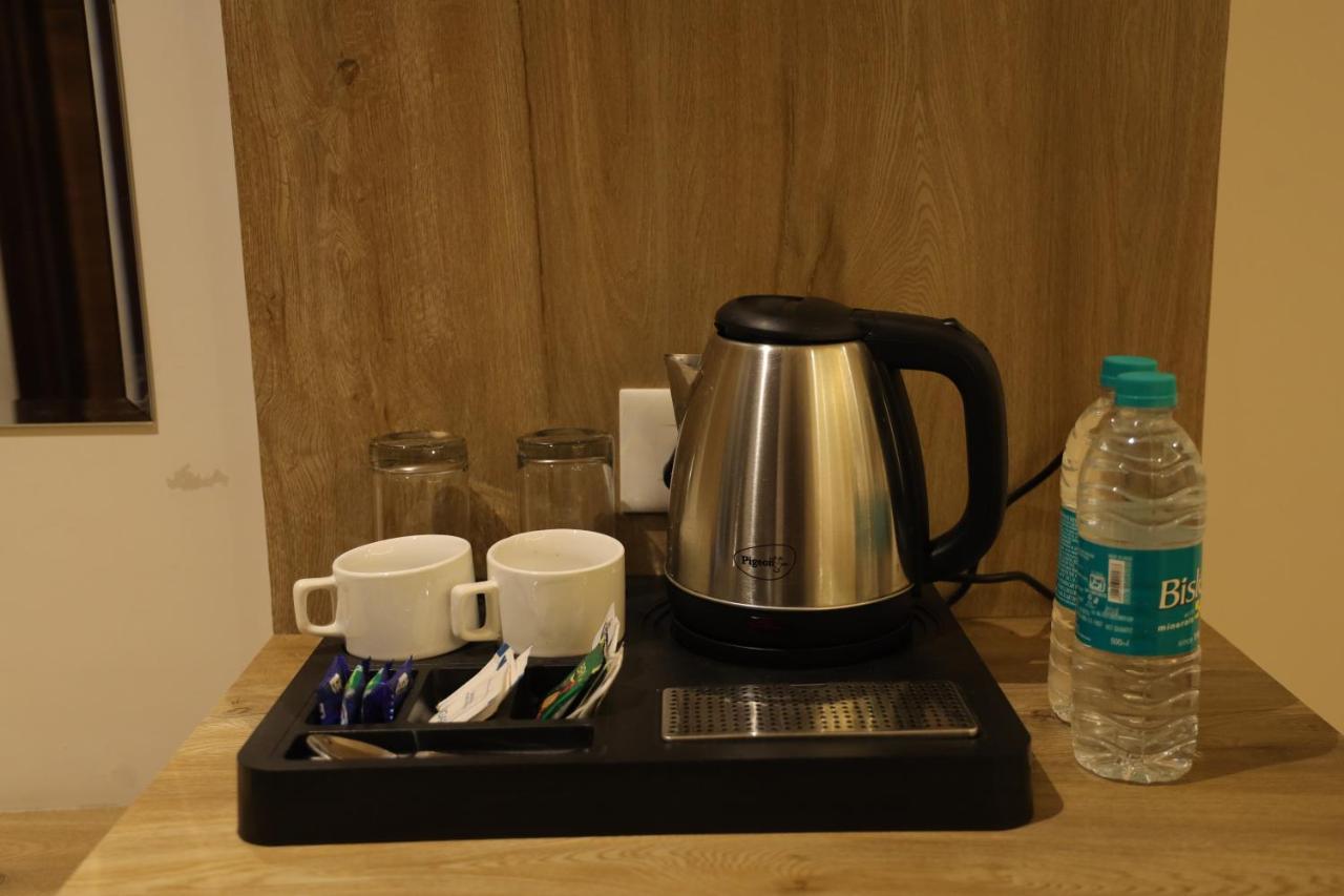 Hotel Crown Savoy, Near Railway Station & Guru Nanak Dev University Amritsar Exteriör bild