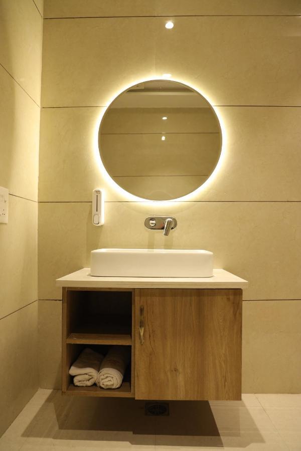 Hotel Crown Savoy, Near Railway Station & Guru Nanak Dev University Amritsar Exteriör bild