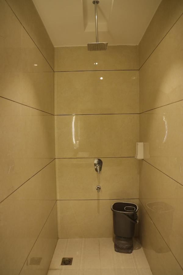 Hotel Crown Savoy, Near Railway Station & Guru Nanak Dev University Amritsar Exteriör bild