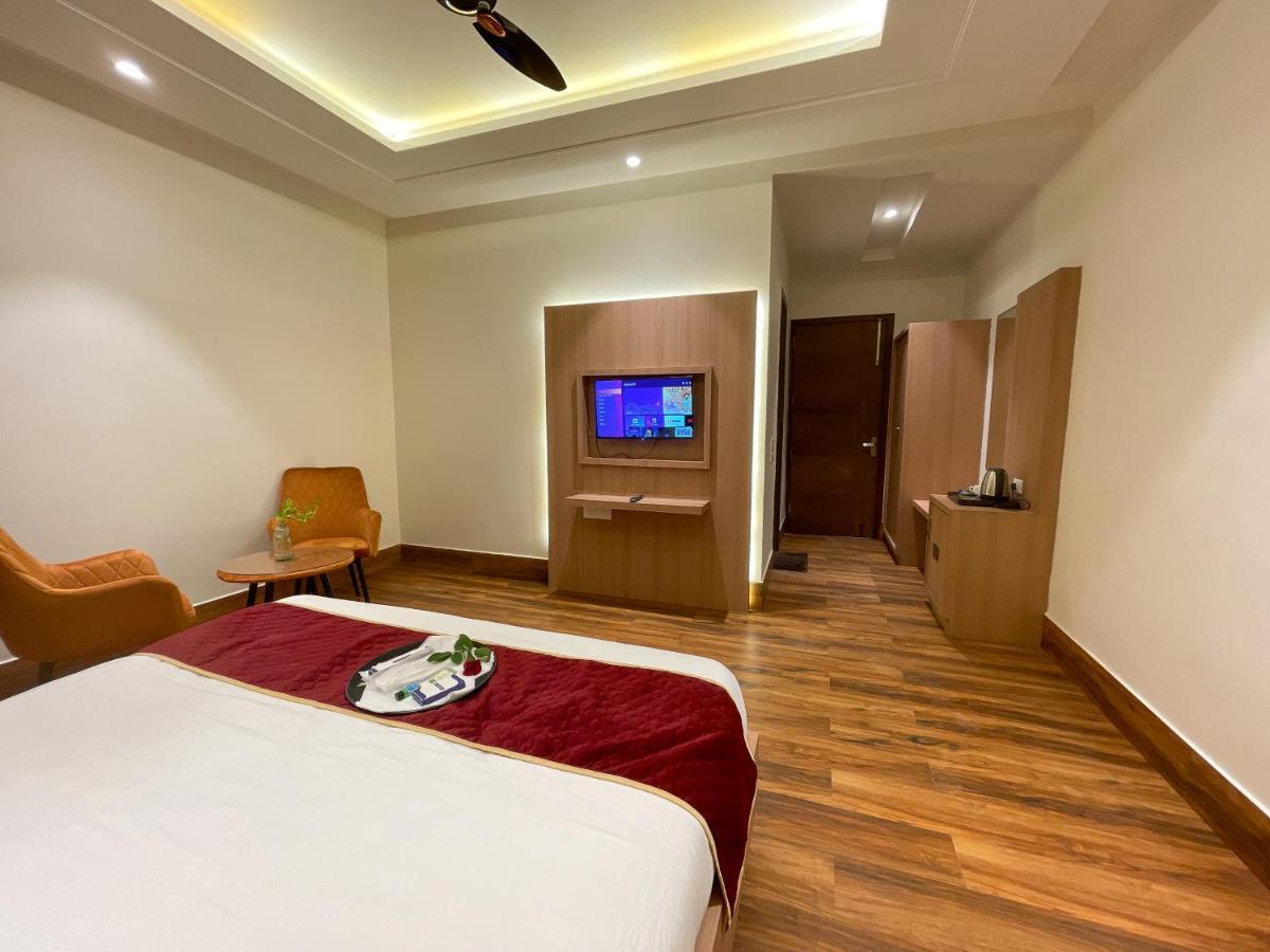 Hotel Crown Savoy, Near Railway Station & Guru Nanak Dev University Amritsar Exteriör bild
