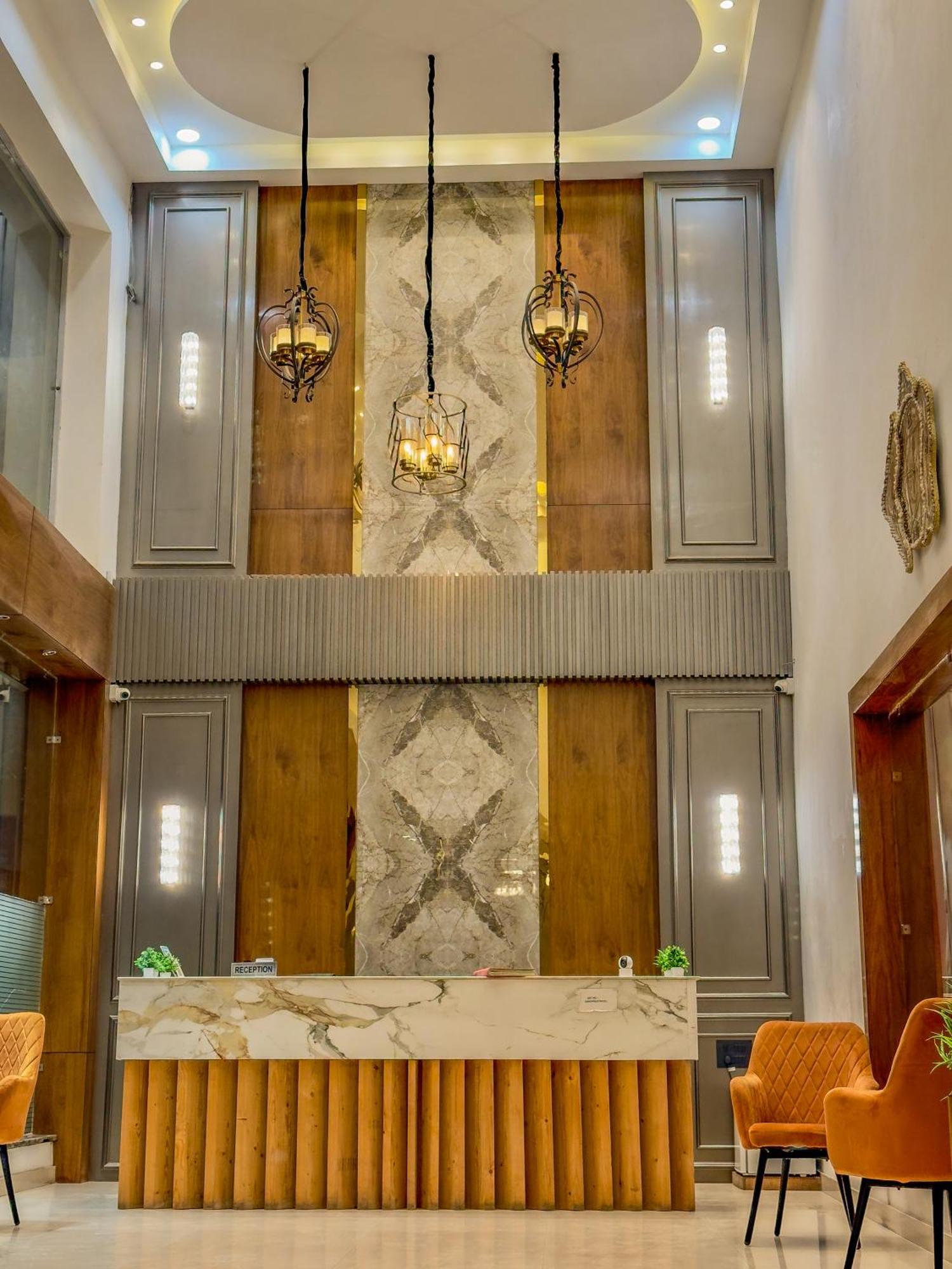 Hotel Crown Savoy, Near Railway Station & Guru Nanak Dev University Amritsar Exteriör bild