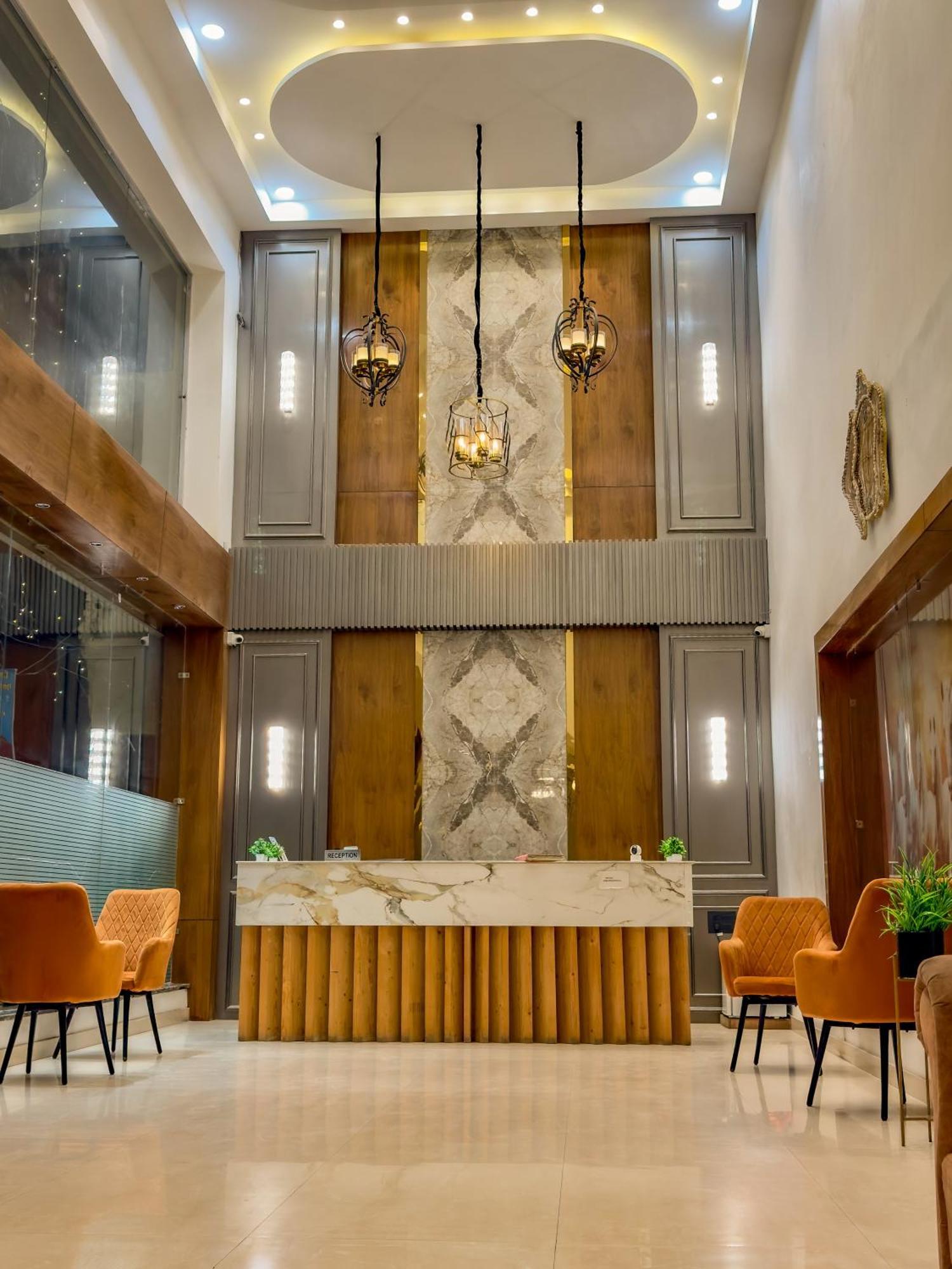 Hotel Crown Savoy, Near Railway Station & Guru Nanak Dev University Amritsar Exteriör bild