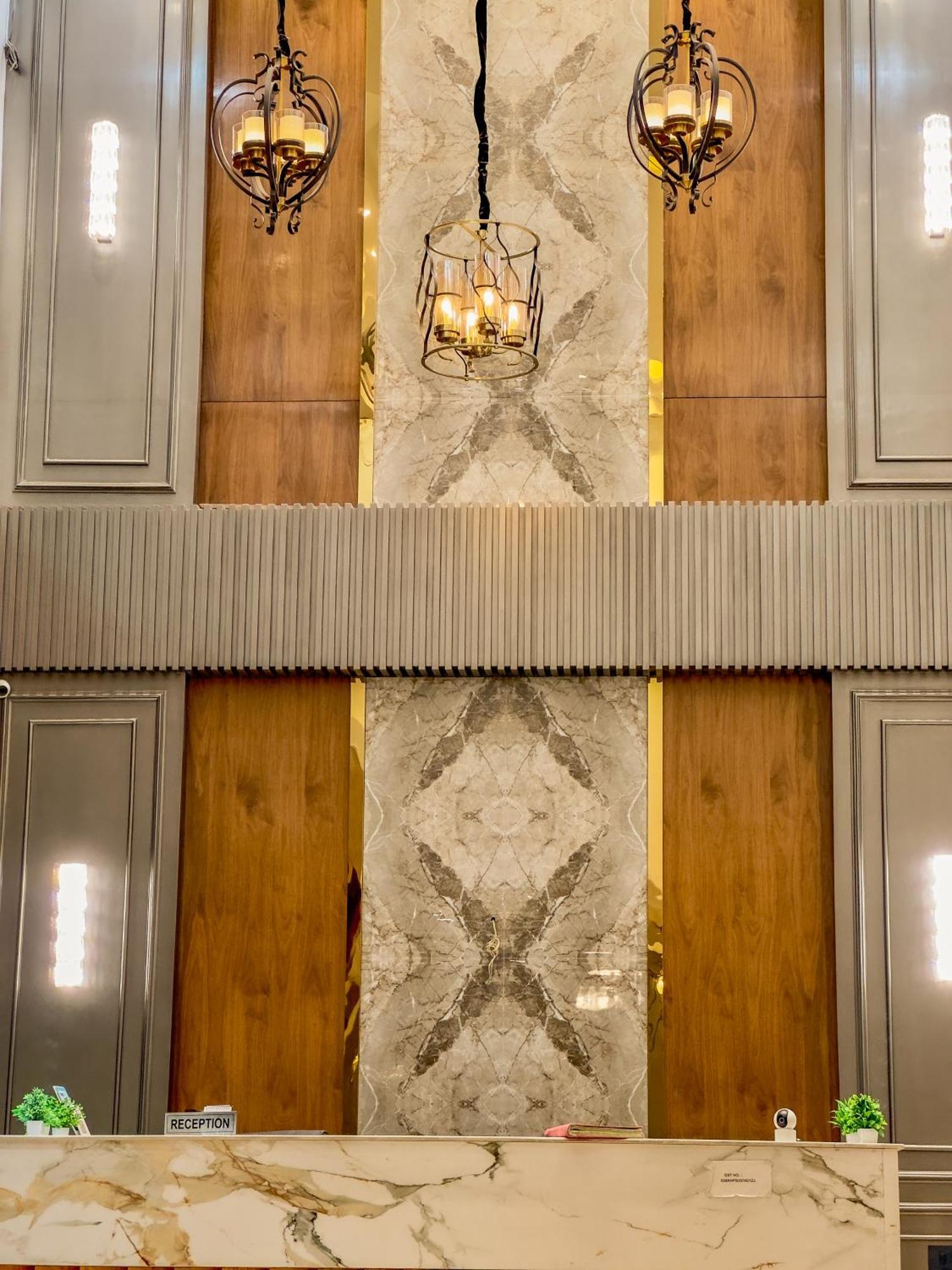 Hotel Crown Savoy, Near Railway Station & Guru Nanak Dev University Amritsar Exteriör bild